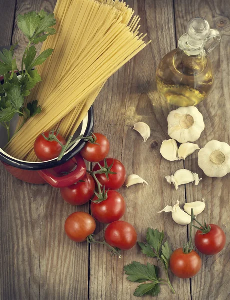 Pâtes italiennes aux tomates, ail, huile d'olive et persil italien — Photo