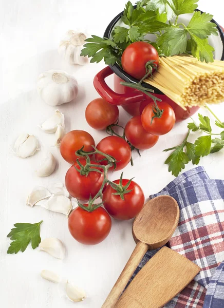 Pâtes italiennes aux tomates, ail, huile d'olive et persil italien — Photo