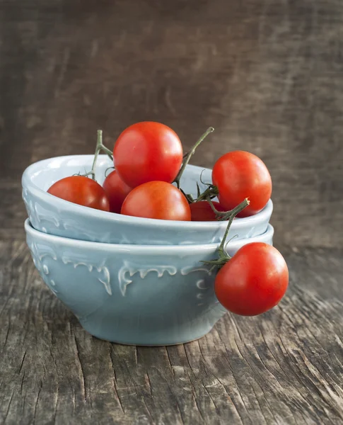 Tomates frescos em tigela na mesa arborizada — Fotografia de Stock