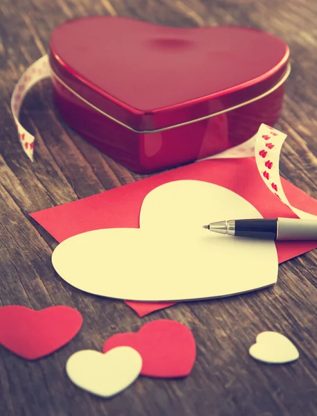 Szív alakú Valentin nap ajándék doboz és üres üdvözlőlap — Stock Fotó