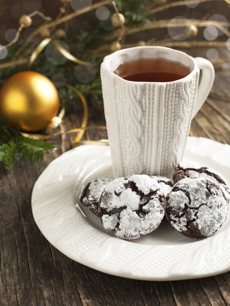 Czekoladowe zmarszczki. Ciasteczka czekoladowe w cukrze pudrem. — Zdjęcie stockowe