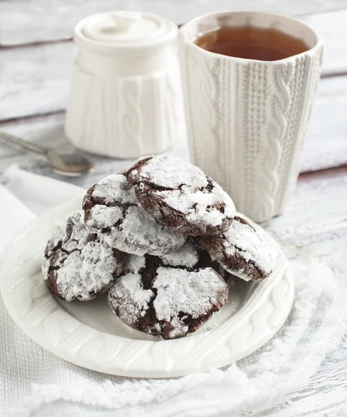 Czekoladowe zmarszczki. Ciasteczka czekoladowe w cukrze pudrem. — Zdjęcie stockowe