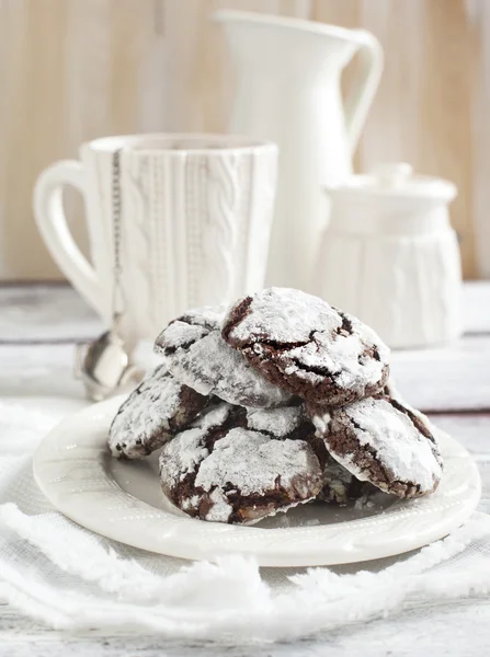 Czekoladowe zmarszczki. Ciasteczka czekoladowe w cukrze pudrem. — Zdjęcie stockowe