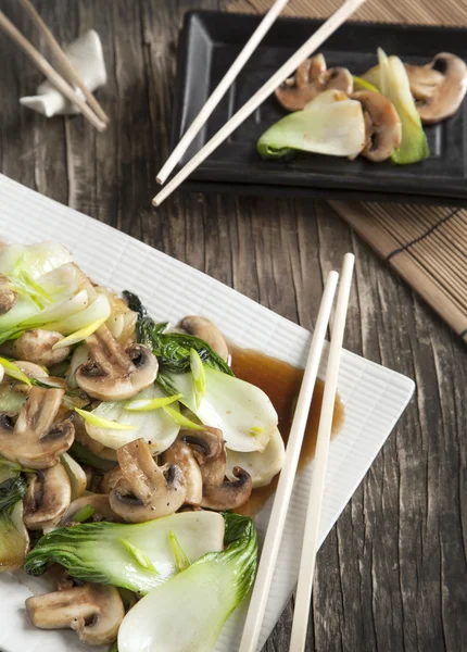 Mexer frito bok choy com cogumelos — Fotografia de Stock