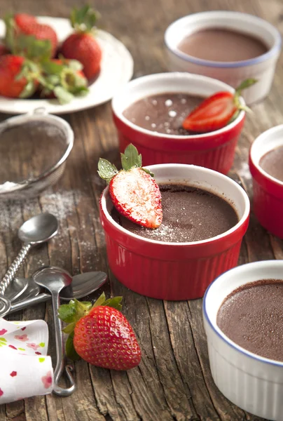 草莓奶油巧克力布丁。选择性焦点 — 图库照片