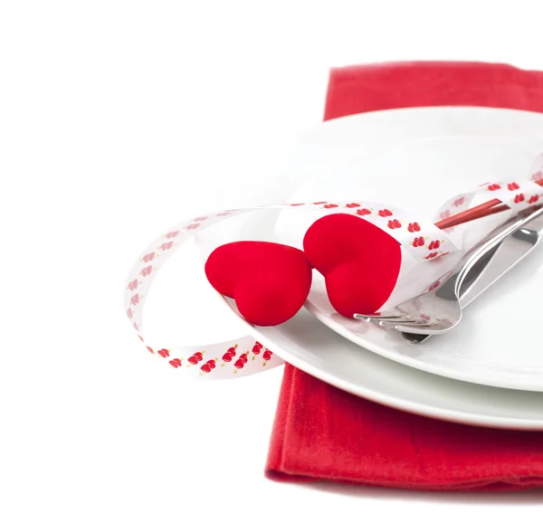 Table de fête pour la Saint-Valentin avec fourchette, couteau et coeurs — Photo