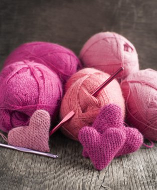 pembe Kalpler ve ahşap zemin üzerinde iplik kroşe