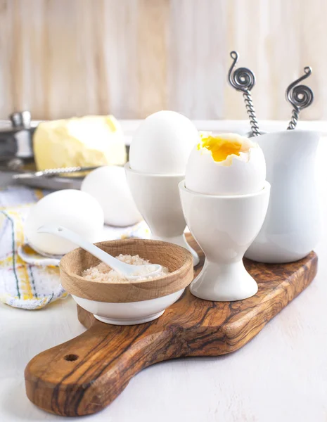 Boiled egg with pink salt for breakfast — Stock Photo, Image