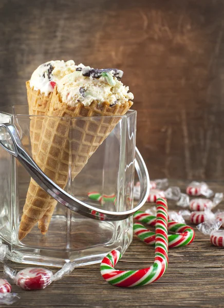 Candy Cane Ice Cream în conul de vafe — Fotografie, imagine de stoc