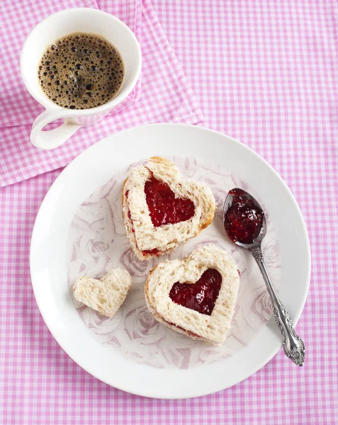 Sandwich a forma di cuore con marmellata di fragole su un piatto — Foto Stock