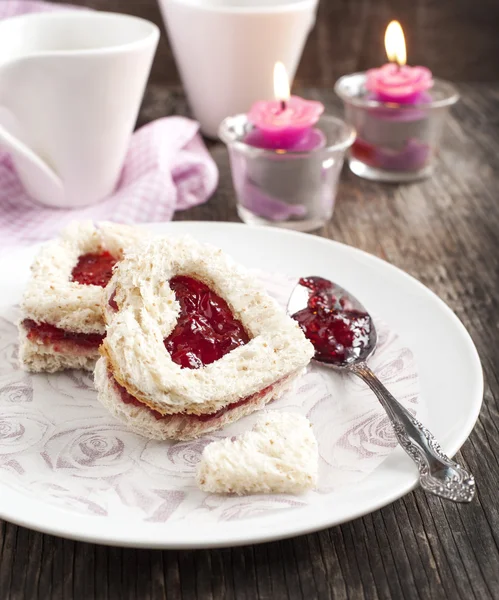 Sandwich in Herzform mit Erdbeermarmelade zum Frühstück — Stockfoto