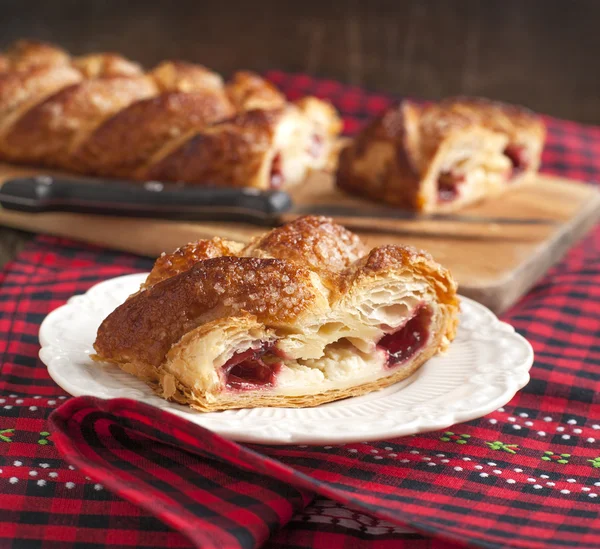 Queso y strudel de fresa . — Foto de Stock