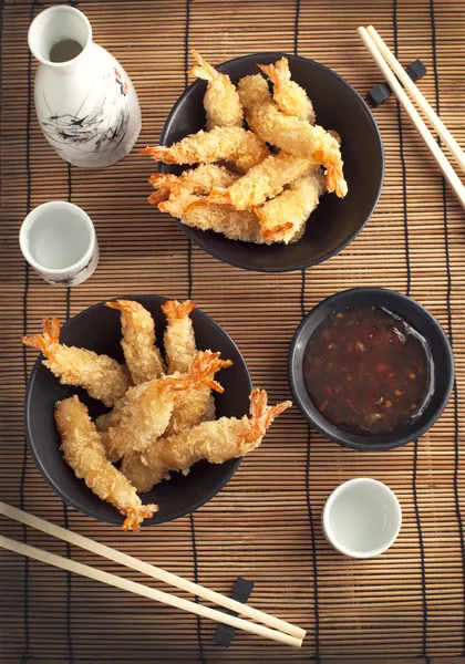 Gamberetti Tempura (Gamberetti fritti) con salsa Immagine Stock