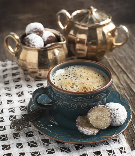 Φλιτζάνι καφέ και άσπρο κέικ σοκολάτας σκάει — Φωτογραφία Αρχείου