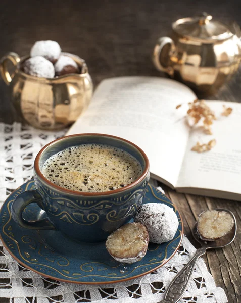 Tasse Kaffee und weiße Schokolade Cake Pops — Stockfoto