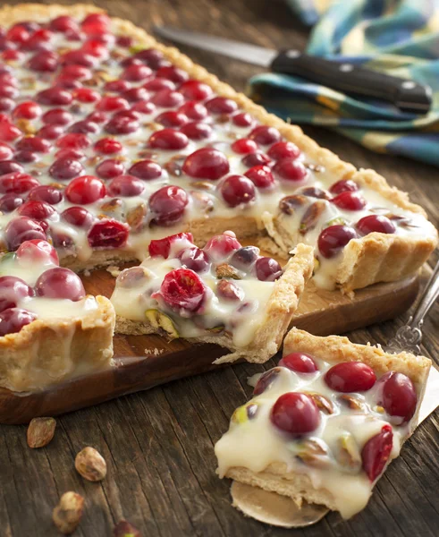 Cranberry and pistachio tart with white chocolate cream — Stock Photo, Image