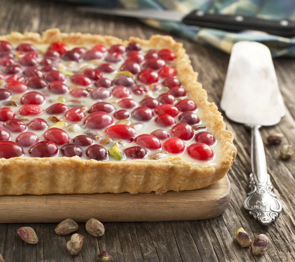 Cranberry and pistachio tart with white chocolate cream — Stock Photo, Image