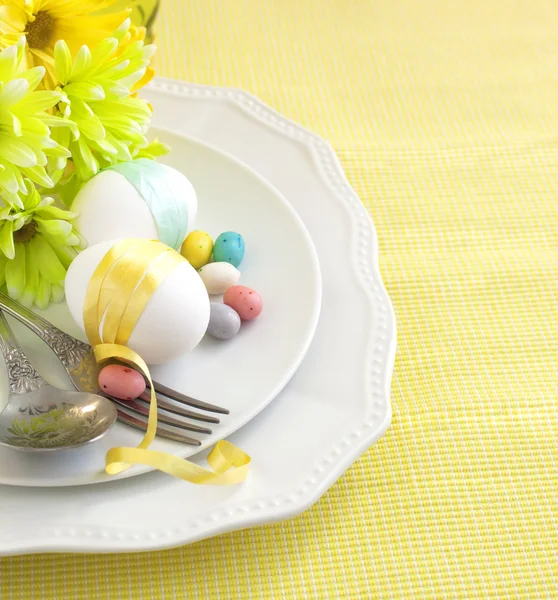 Пасхальна обстановка столу з квітами та яйцями — стокове фото