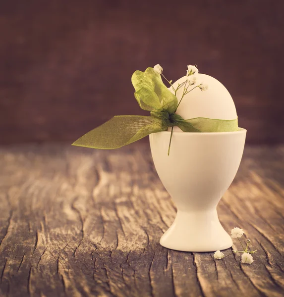 Oeufs de Pâques sur fond en bois. — Photo