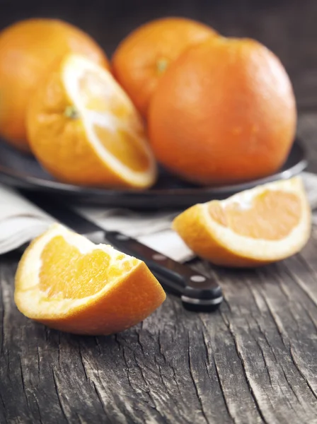 Свежие спелые апельсины. Селективный фокус — стоковое фото