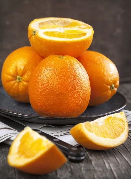 Свежие спелые апельсины. Селективный фокус — стоковое фото
