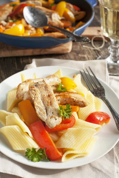 Pasta with roasted chicken and sweet peppers — Stock Photo, Image