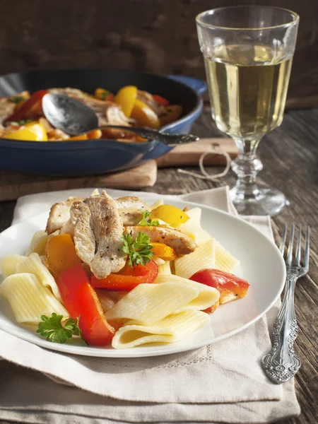 Pasta with roasted chicken and sweet peppers — Stock Photo, Image