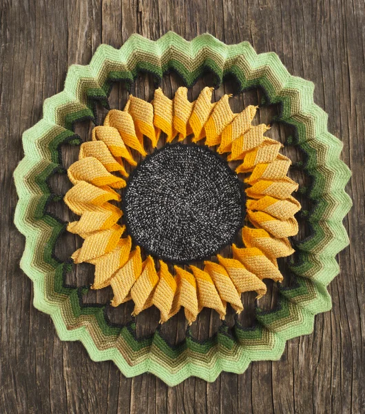 Antiguo tapete de ganchillo hecho a mano sobre fondo de madera —  Fotos de Stock