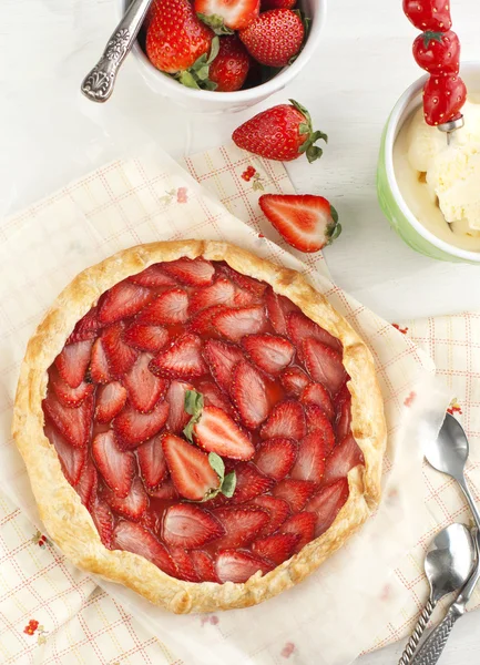 草莓的国王饼 — 图库照片