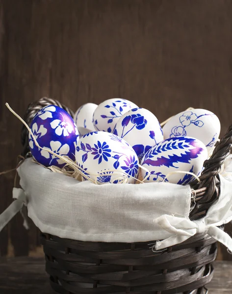 Ovos de Páscoa no cesto. Pintados à mão . — Fotografia de Stock