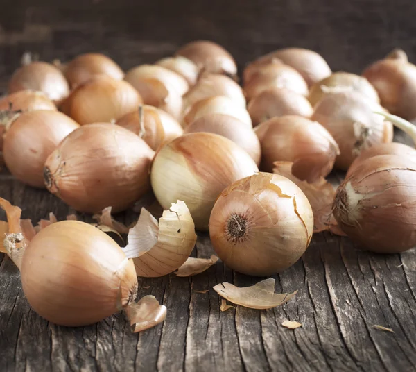 Harvest onions on wooden background — Stock Photo, Image