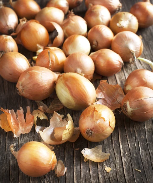 Harvest onions on wooden background — Stock Photo, Image