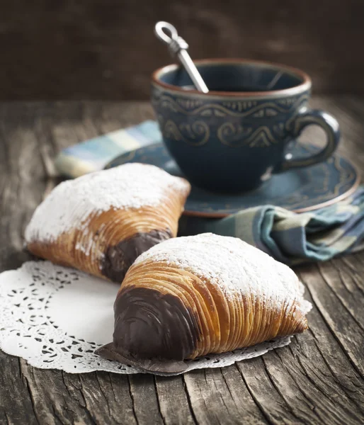 Sfogliatelle, massa em forma de concha, pastelaria tradicional italiana — Fotografia de Stock