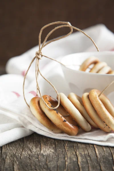 Bagels mit Mohn, klein tief im Feld — Stockfoto