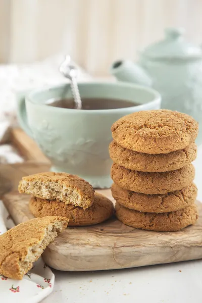 Havermout cookies en kopje thee — Stockfoto