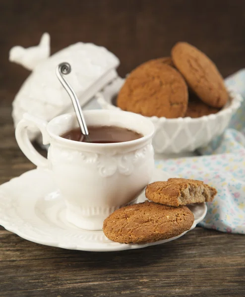 Ciasteczka owsiane i filiżankę herbaty — Zdjęcie stockowe