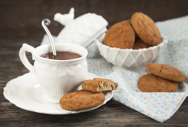 Biscoitos de aveia e xícara de chá — Fotografia de Stock