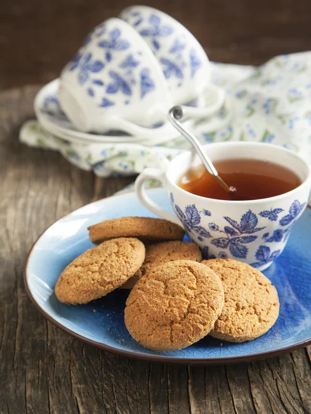 Biscoitos de aveia e xícara de chá — Fotografia de Stock