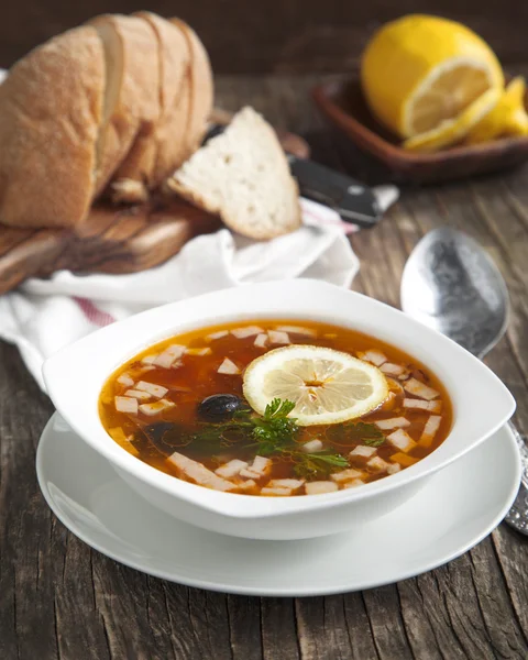 Solyanka, Russische soep met vlees, worst, olijven en augurken — Stockfoto
