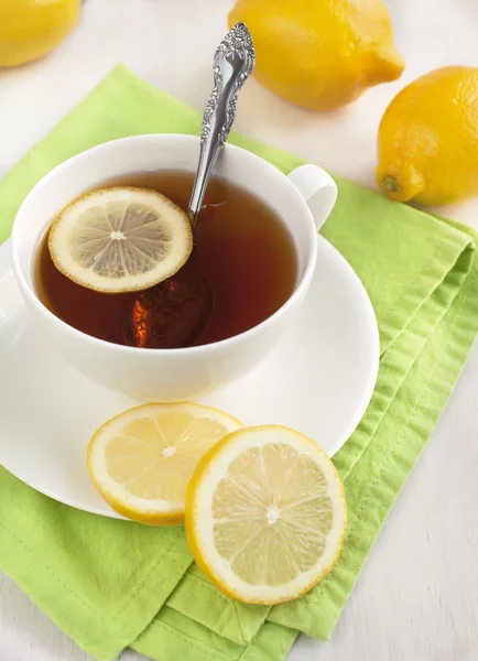 Taza blanca de té con limón — Foto de Stock