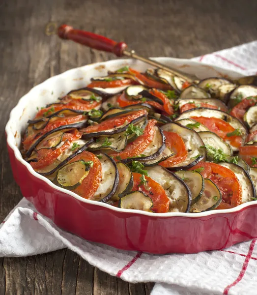 Ratatouille. Gratinado vegetal. Prato francês famoso de Provence . — Fotografia de Stock