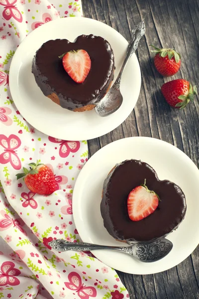 Heart shaped cakes with chocolate and strawberry — Stock Photo, Image