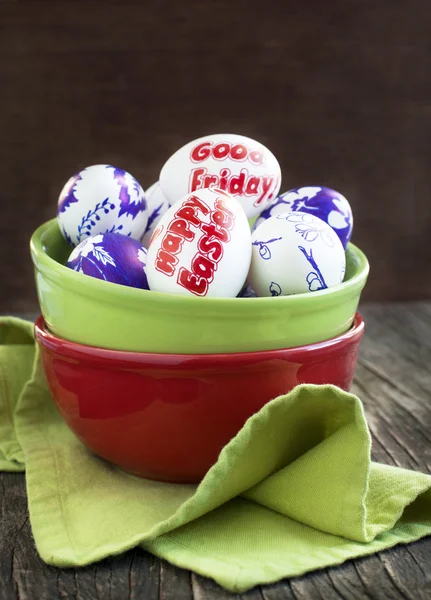 Decoração ovos de Páscoa com palavras Feliz Páscoa e Sexta-feira Santa — Fotografia de Stock