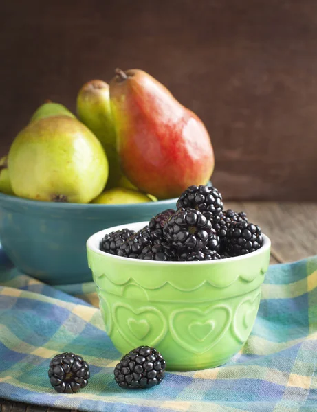 Fresh blackberries and pears — Stock Photo, Image