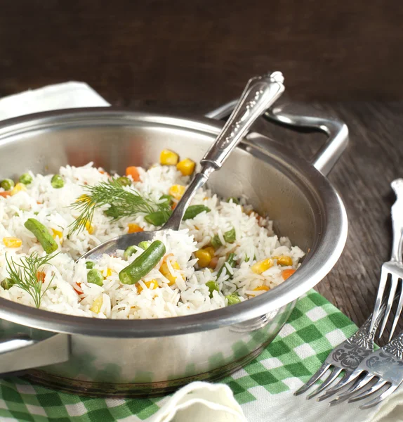 Arroz com legumes mistos na panela — Fotografia de Stock