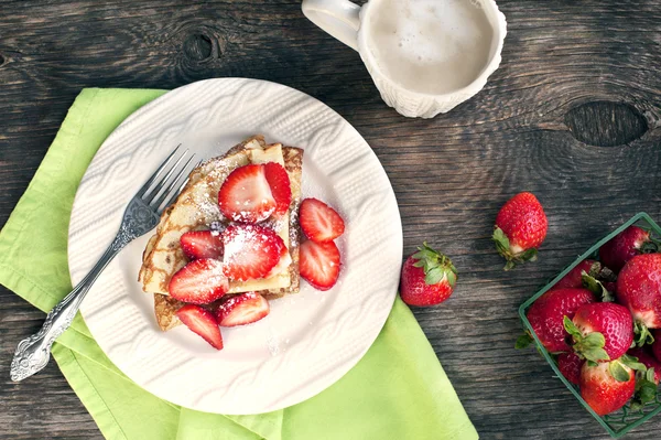 Crepes with fresh strawberry — Stock Photo, Image