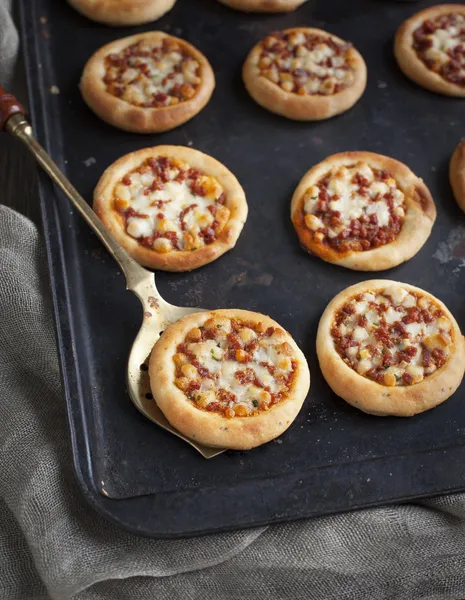 Mini pizza com pepperoni — Fotografia de Stock