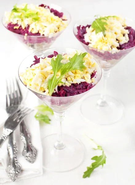 Rote-Bete-Salat mit Hering im Glas — Stockfoto