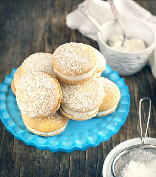 Beijos de esponja com creme — Fotografia de Stock