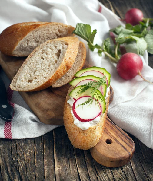 Pão fresco com queijo Cottage, rabanete e pepino — Fotografia de Stock